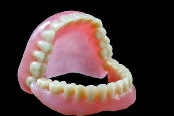 华西活动义齿价格对比：中老年口腔舒适耐用的解决方案