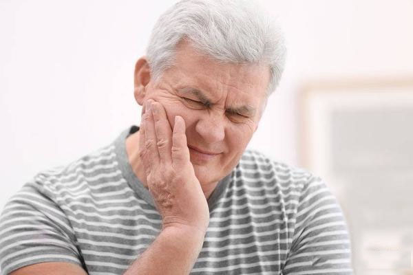 牙疼脸肿却抹风油精？中老年口腔如何高效解决牙齿难题