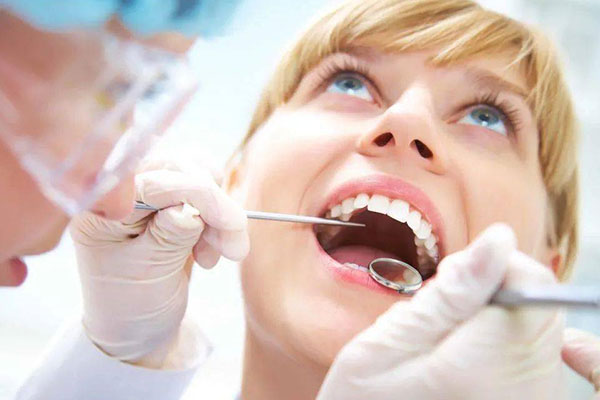 如何让牙齿快速脱落不疼？中老年口腔批量修复方案来帮你