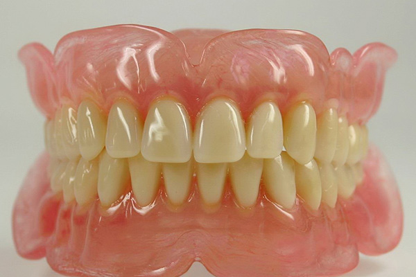 中老年缺牙不用愁 活动假牙佩戴新选择让咀嚼更轻松