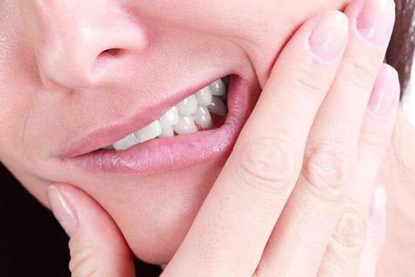 根尖周炎旁边的牙也疼正常吗？中老年口腔为您揭秘真相