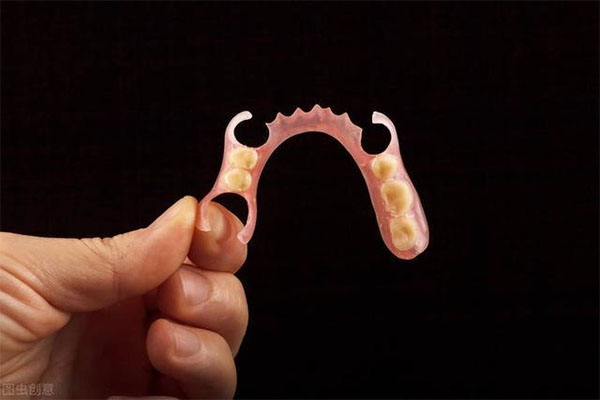 中老年口腔：义齿分为几种类型？适合您的高效舒适假牙方案全