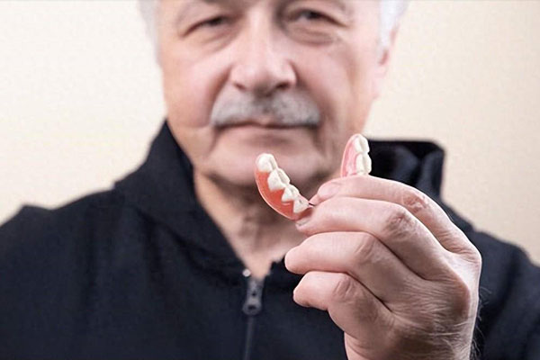 缺牙患者必看！中老年口腔揭秘义齿
