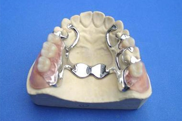 活动假牙隐形义齿怎么戴？中老年口