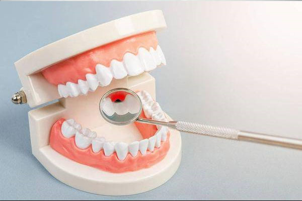 塑料假牙是什么材料做成的？中老年