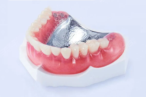 义齿怎么清洗才正确？中老年口腔教你3步搞定，省时省力不伤牙