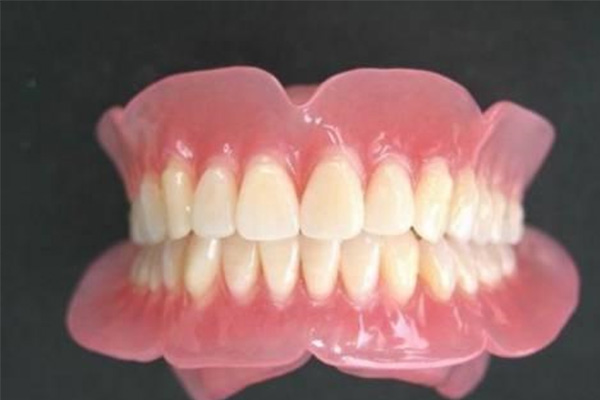 中老年缺牙困扰多，隐形义齿与活动