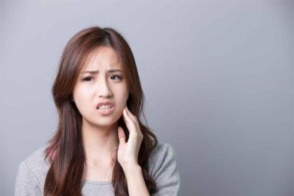 牙齿冷热疼咬东西疼怎么回事？中老年口腔专家为您解答