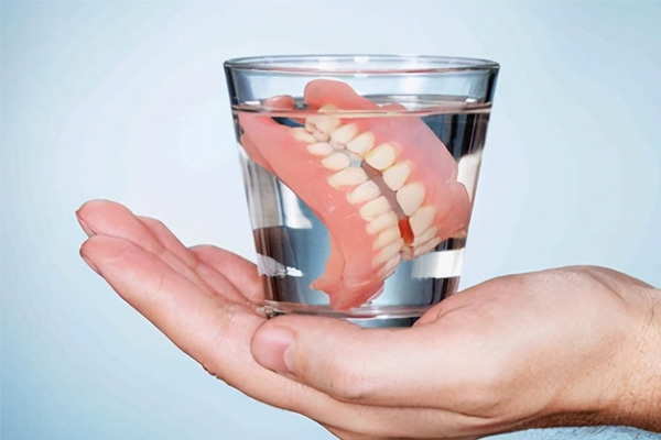 半口活动假牙能吃饭吗？中老年口腔