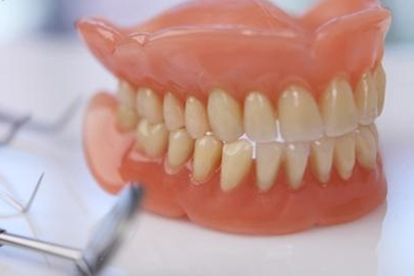 定制式义齿指导原则：中老年缺牙患者的实用解决方案