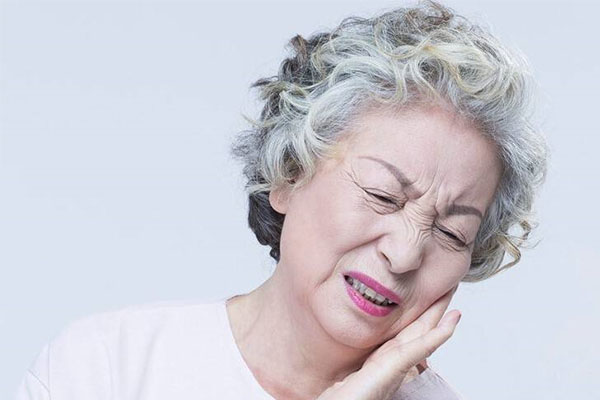 中老年口腔专家揭秘：为何牙齿神经