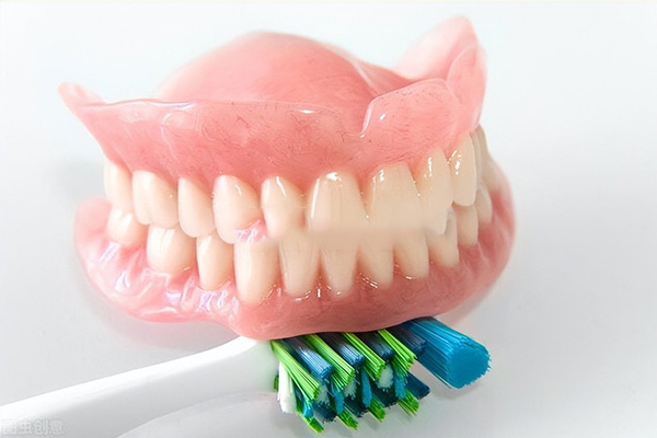 即刻种植即刻修复义齿制作前牙，中