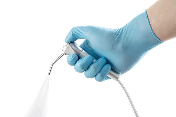 洗牙护齿更高效！中老年口腔批量种牙技术破解缺牙难题