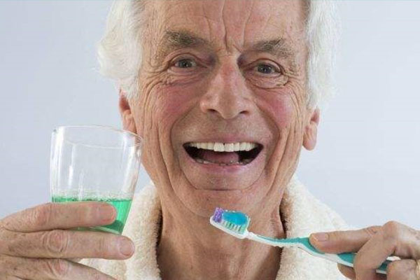 女人洗牙的正确打开方式 中老年口腔
