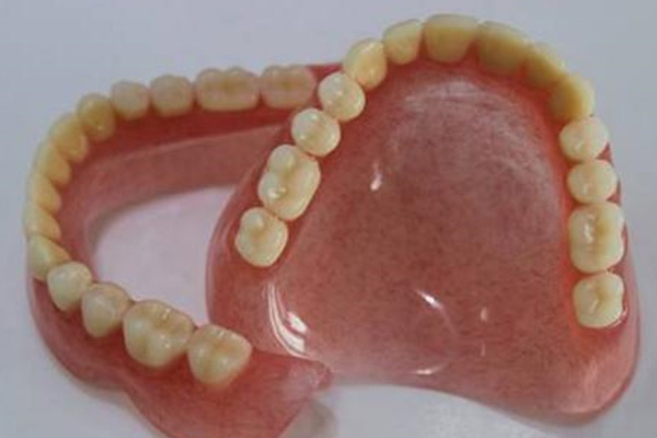 义齿和活动假牙的区别是什么意思？