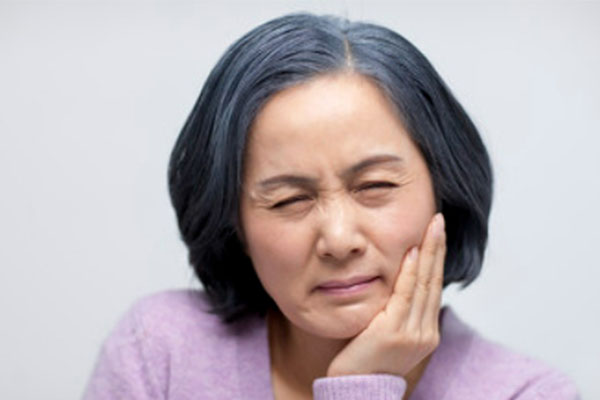 满口牙疼怎么办？中老年口腔专家支