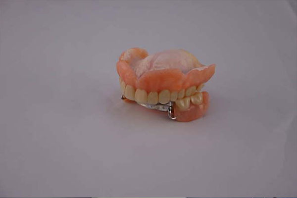 义齿加工染色技师：如何让你的假牙颜色更自然？