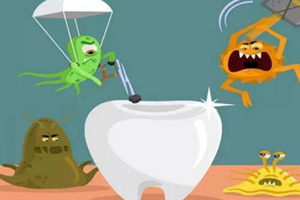 中老年口腔问题：如何正确使用药水清理干净？