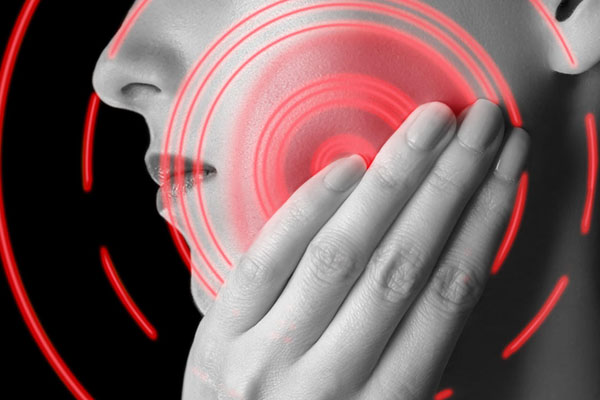 牙齿上下颚连接处疼得睡不着？中老