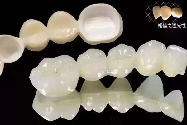 中老年口腔：带牙套假牙轻松佩戴，