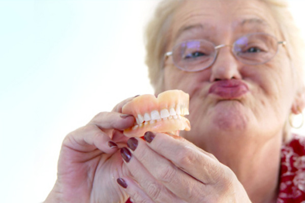 义齿加工材料证件全解析！中老年口腔批量定制指南（附高效准