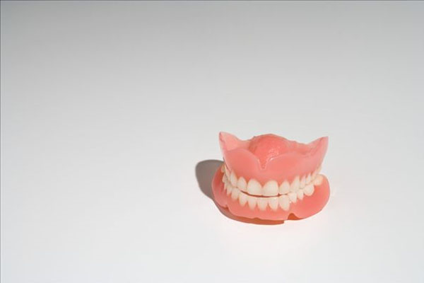 活动假牙什么材质最好最安全？中老