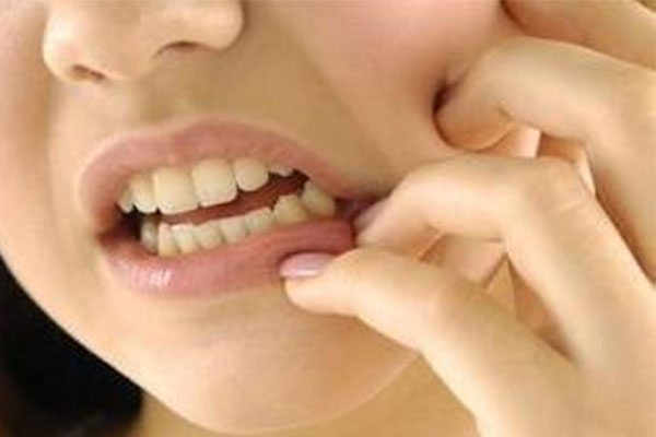 牙齿一吃冷热硬就疼？中老年口腔批