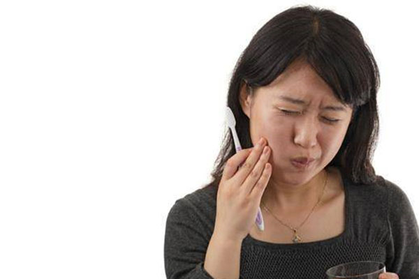 上牙齿大牙疼怎么办？家庭紧急止痛