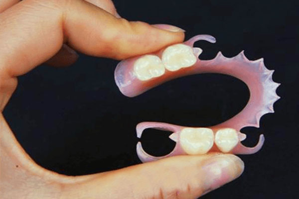 镶活动假牙不再难 中老年口腔批量高效解决缺牙烦恼