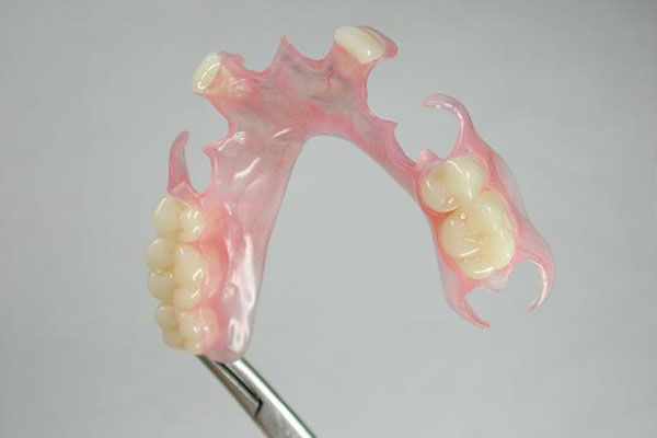 中老年口腔一站式解决缺牙难题：揭秘义齿公司的高效部门配置