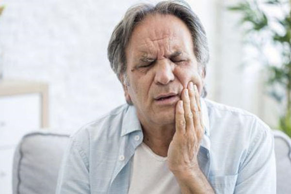 上牙龈最后面硬疙瘩疼痛？中老年口