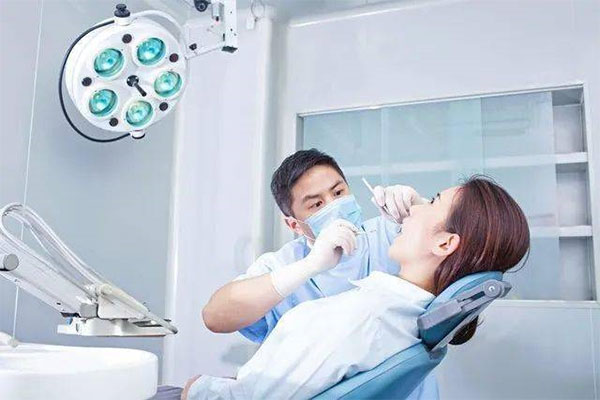 门牙树脂修复总脱落 中老年口腔批量修复技术让牙齿稳固如初