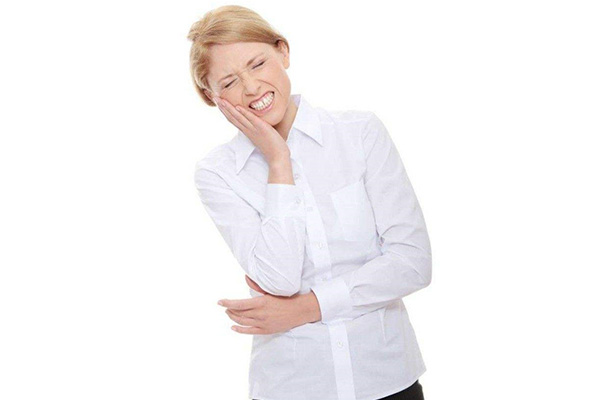 假牙疼得睡不着？中老年口腔解答是否需要拆牙套