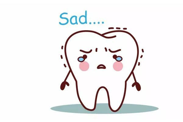 后槽牙突发剧痛+酸疼别再乱吃药！中老年口腔教你3步紧急处理