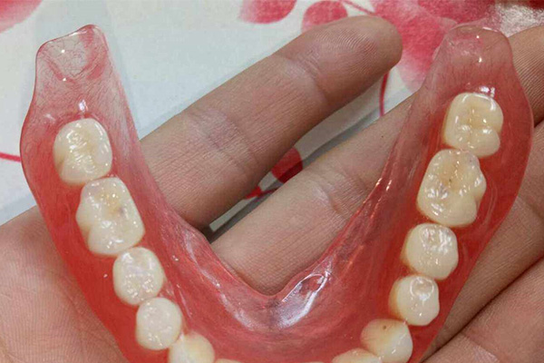 活动义齿与固定义齿哪个更容易感染新冠？中老年口腔专家为您