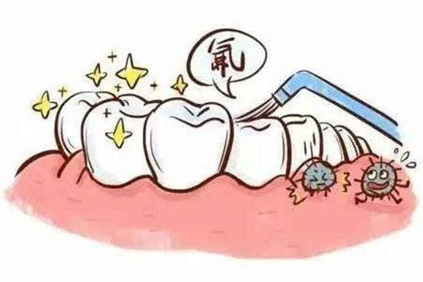 中老年口腔医生建议：牙齿脱矿涂氟