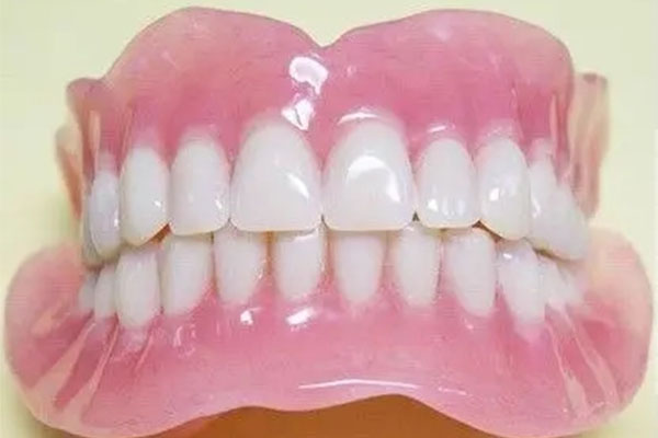 老人活动假牙戴不稳？中老年口腔帮你快速解决！