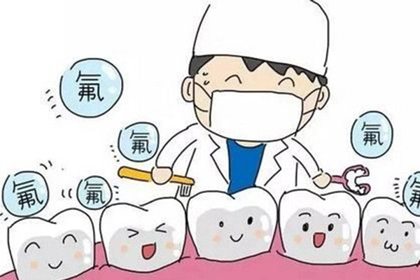 牙齿涂氟的好处与副作用解析，中老